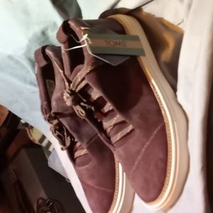 Size 6 tom wmn riley forest brown suede shoes.